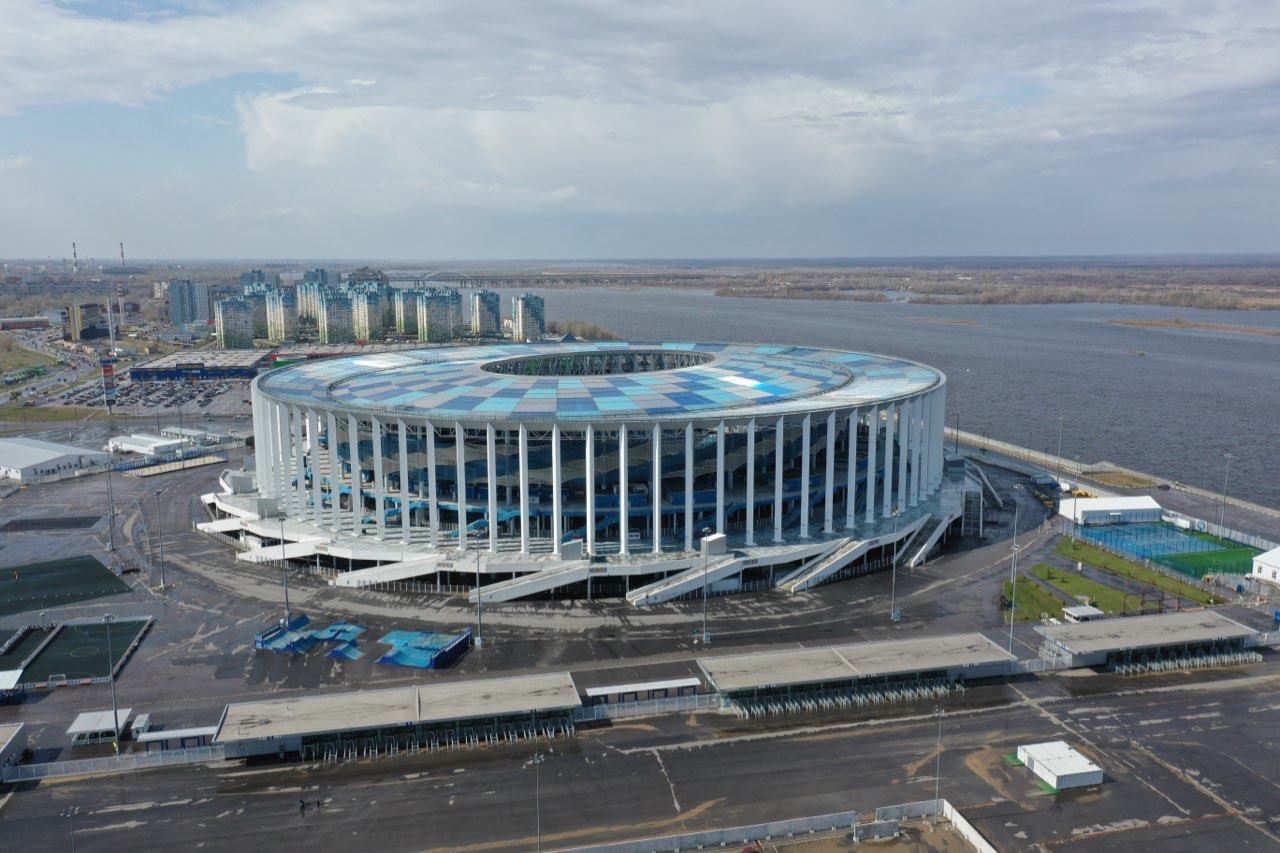 Ураган сдул стену здания МФЦ у стадиона «Нижний Новгород» на Стрелке 