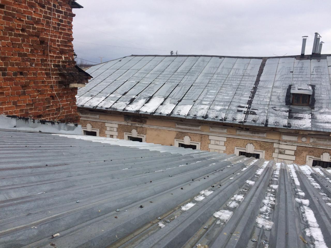 Крышу 180-летнего дома отремонтировали в Нижнем Новгороде после жалоб - фото 1