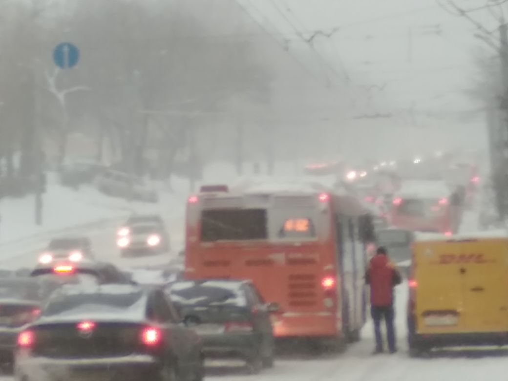 Метель, снегопад и ветер парализовали движение в Нижнем Новгороде - фото 1
