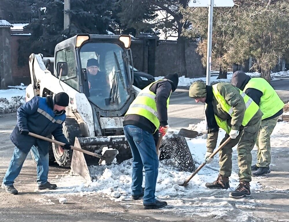 В Ростове продолжают убирать снег, который выпал в прошлый понедельник - Фото 1