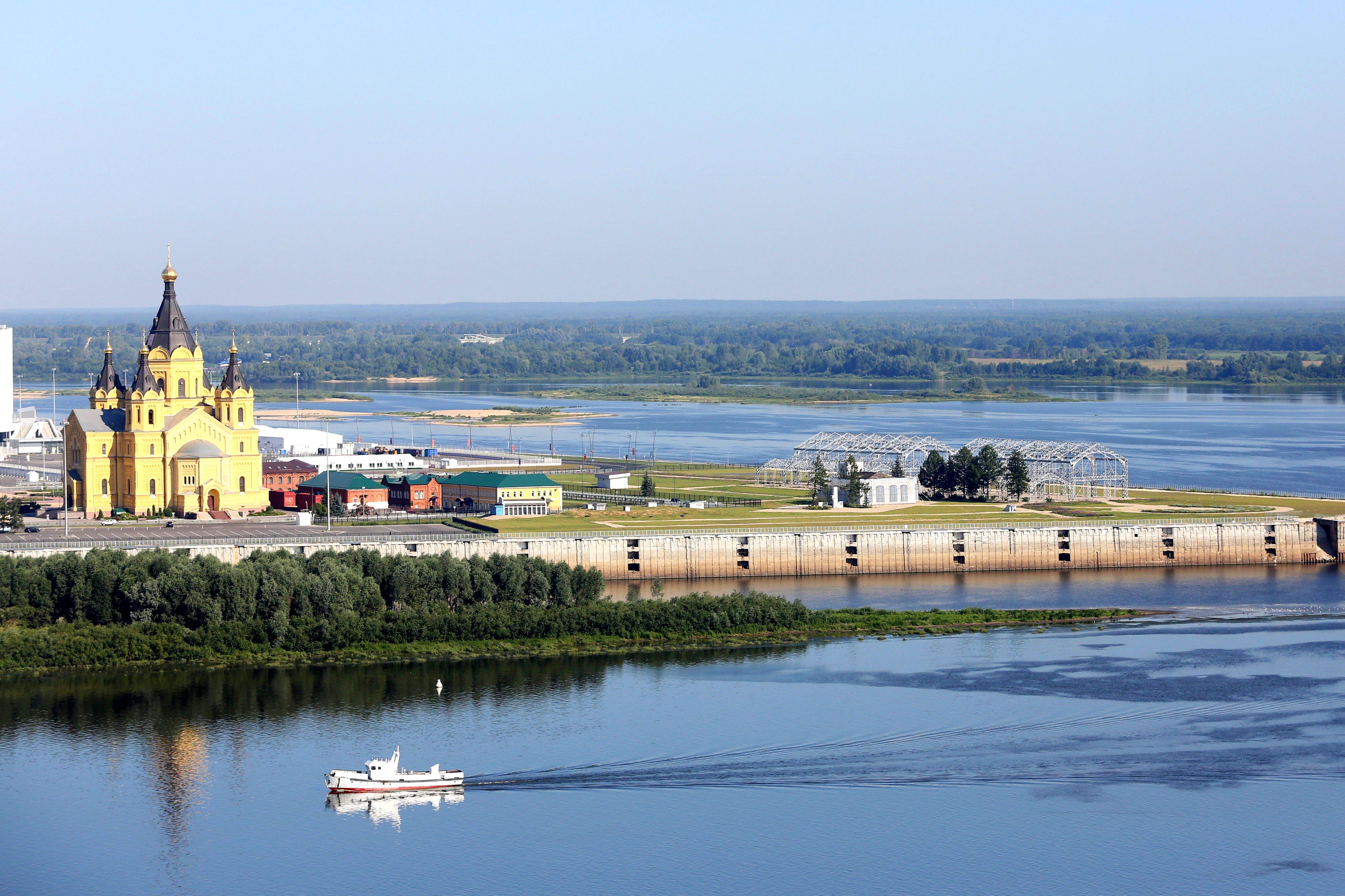 Управление нижним новгородом. Стрелка Нижний Новгород. Достопримечательности Нижнего Новгорода стрелка. Стрелка пакгаузы собор Невского. Нижегородские достопримечательности стрелка.