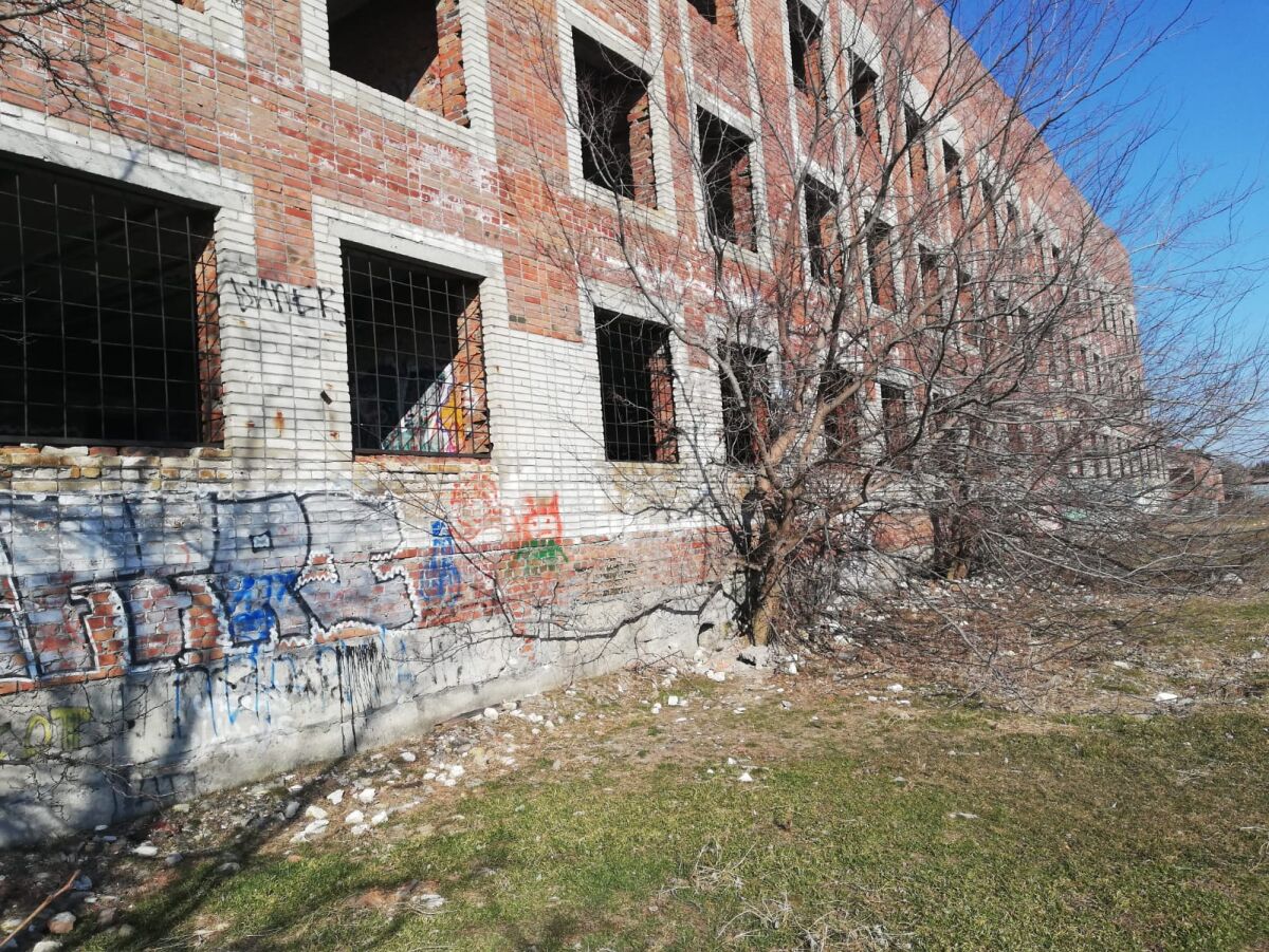 В Таганроге продают недострой с земельным участком за 18 млн рублей - фото 1