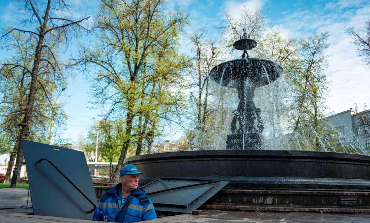 Главный фонтан заработал на площади Минина в Нижнем Новгороде после зимы - фото 2