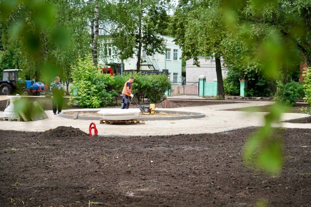 Благоустройство сквера у ДК Орджоникидзе завершено на 80% - фото 1