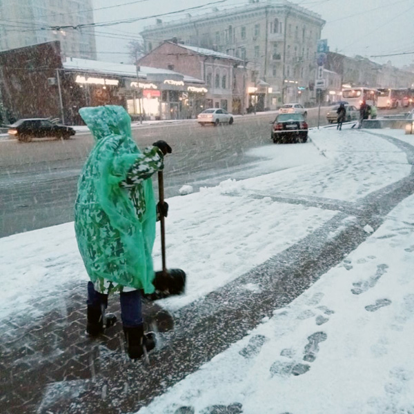Коммунальную технику перевели в режим повышенной готовности из-за снегопада в Ростове - фото 1