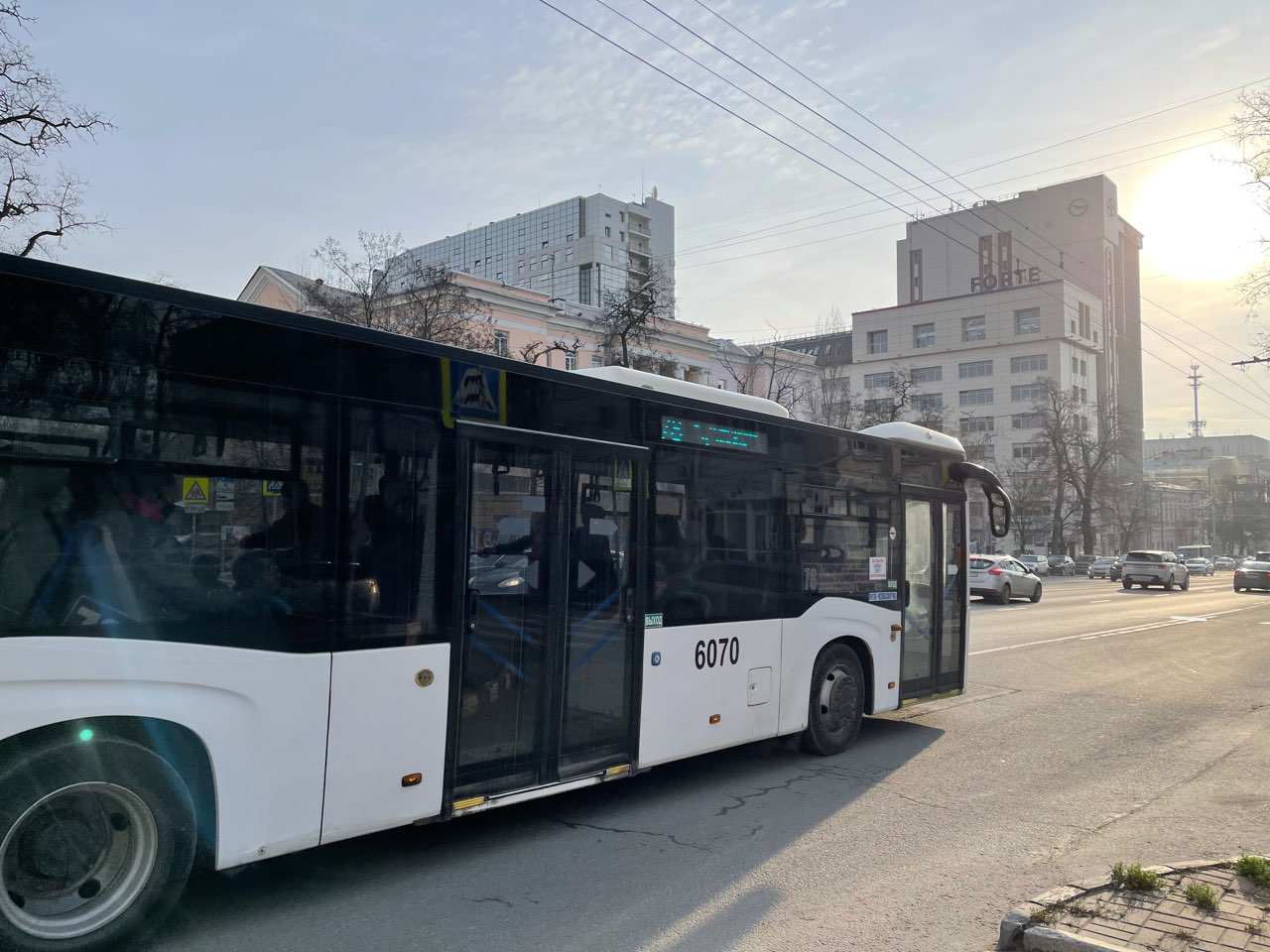 Автобусы и троллейбусы изменили движение в центре Ростова из-за ремонта с 19 сентября - фото 1