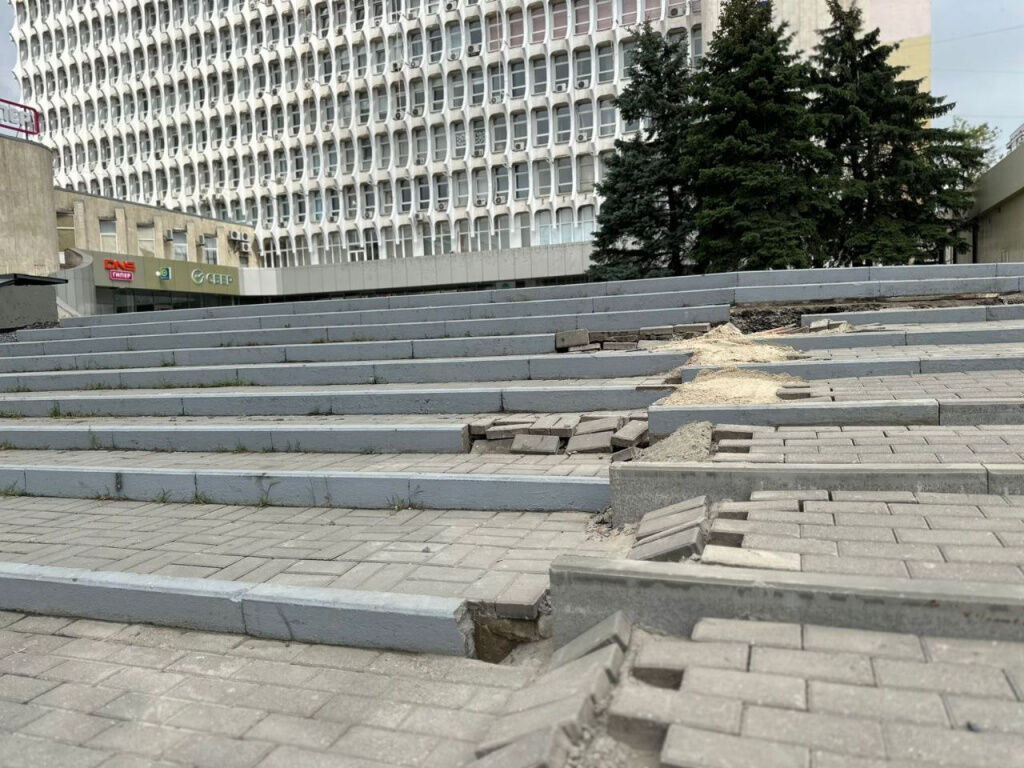 Часть лестницы у Дома профсоюзов хотели заменить на ларьки.