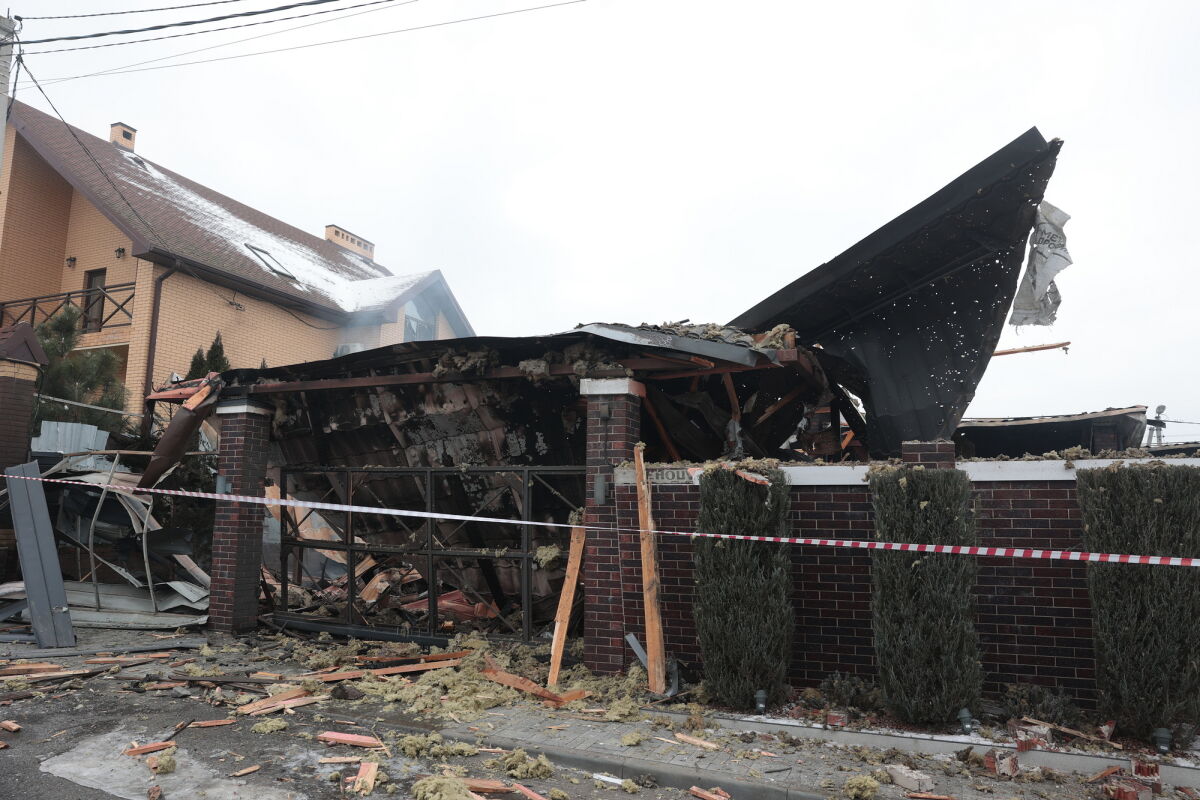 Пострадавший от атаки БПЛА дом в Ростове пока остается без тепла и воды - фото 2