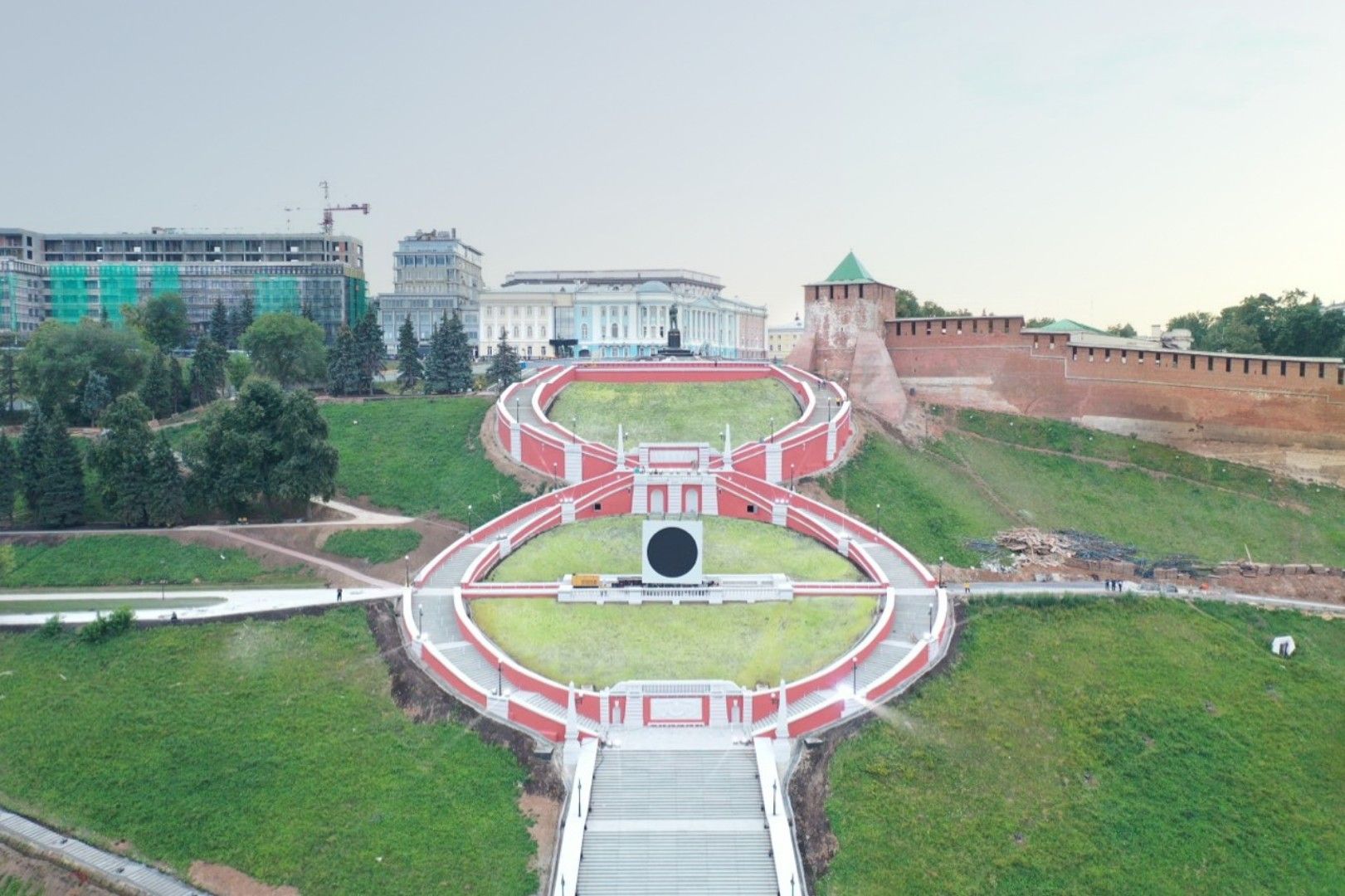 С оркестром и салютом: как в Нижнем Новгороде открыли Чкаловскую лестницу - фото 1